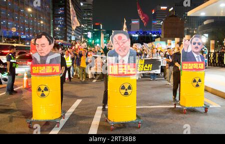 Protest Against Japan and Yoon Suk-Yeol, 9. September 2023: Die Menschen nehmen an einer Kundgebung Teil, um gegen Japans Freisetzung von radioaktivem Wasser aus dem kaputten Kernkraftwerk Fukushima zu protestieren und den Rücktritt des südkoreanischen Präsidenten Yoon Suk-Yeol in Seoul zu fordern. Tausende von Menschen bei der Kundgebung bestanden auf Yoon Strings zusammen mit Japans Freisetzung von radioaktivem Wasser. Japan begann am 24. August mit der Einleitung des radioaktiven Wassers in den Ozean, das im Kernkraftwerk gespeichert wurde, seit drei Kernreaktoren nach einem Erdbeben im März 2011 geschmolzen sind Stockfoto