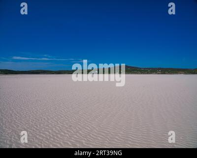 Ein Blick über den einsamen Ardroil Sands (Uig Sands) auf der Isle of Lewis in den Äußeren Hebriden, Schottland, Großbritannien. Stockfoto