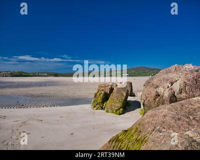 Ein Blick über den einsamen Ardroil Sands (Uig Sands) auf der Isle of Lewis in den Äußeren Hebriden, Schottland, Großbritannien. Stockfoto