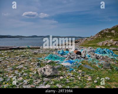 Verlorene Plastikfischnetze und -Seile wurden an einem abgelegenen Strand auf der Insel Bernera (Great Bernera) vor der Küste von Nordwest Lewis in der Oute angespült Stockfoto