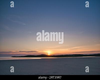 Sonnenuntergang über dem einsamen Ardroil Sands (Uig Sands) auf der Isle of Lewis in den Äußeren Hebriden, Schottland, Großbritannien. Stockfoto