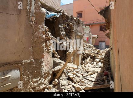 Marrakesch. September 2023. Dieses Foto zeigt beschädigte Gebäude in der Nähe des Epizentrums im Dorf Amizmiz in Marokko, 10. September 2023. Ein Erdbeben der Stärke 6,8 traf Marokko am Freitag. Das Epizentrum des Erdbebens lag in der Nähe der Stadt Ighil in der Provinz Al Haouz, etwa 70 km südwestlich von Marrakesch. Das Beben hat 2.012 Menschen das Leben gekostet und 2.059 verletzt, wobei 1.404 von ihnen in einem ernsten Zustand sind, laut dem neuesten Update des Innenministeriums des Landes am Samstag. Quelle: Wang Dongzhen/Xinhua/Alamy Live News Stockfoto