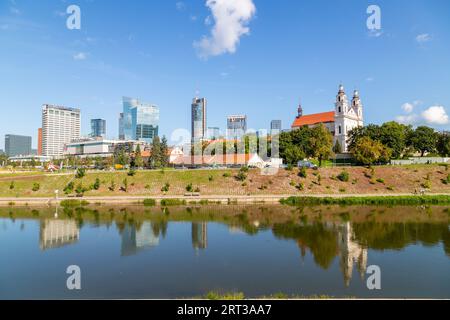 VILNIUS, LITAUEN - 3. SEPTEMBER 2023: Blick über den Neris Fluss mit Gebäuden und Architektur im Zentrum von Vilnius. Stockfoto