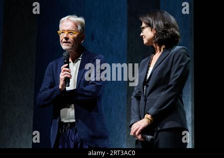 Berlin, Deutschland. September 2023. Oliver Reese, Intendant des Berliner Ensembles, und Lavinia Frey, Direktorin des Internationalen Literaturfestivals Berlin, begrüßen das Publikum zur Fortsetzung der Buchpräsentation „Victory City“ des Internationalen Literaturfestivals Berlin von S. Rushdie. Rushdie wird live aus den USA kommen. Annette Riedl/dpa/Alamy Live News Stockfoto