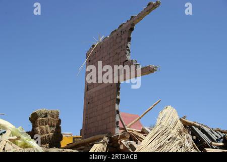 Marrakesch. September 2023. Dieses Foto zeigt beschädigte Gebäude in der Nähe des Epizentrums im Dorf Amizmiz in Marokko, 10. September 2023. Ein Erdbeben der Stärke 6,8 traf Marokko am Freitag. Das Epizentrum des Erdbebens lag in der Nähe der Stadt Ighil in der Provinz Al Haouz, etwa 70 km südwestlich von Marrakesch. Das Beben hat 2.012 Menschen das Leben gekostet und 2.059 verletzt, wobei 1.404 von ihnen in einem ernsten Zustand sind, laut dem neuesten Update des Innenministeriums des Landes am Samstag. Quelle: Wang Dongzhen/Xinhua/Alamy Live News Stockfoto