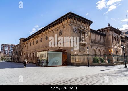 Saragossa, Spanien - 14. Februar 2022: Denkmal für die Belagerungen von Saragossa von Agustin Querol auf der Plaza de los Sitios, Saragossa. Stockfoto