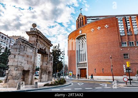 Zaragoza, Spanien - 14. Februar 2022: Das Tor von Carmen, Puerta del Carmen ist ein Tor in Saragoza, Spanien. Es wurde zum Bien de Interss Cultu erklärt Stockfoto