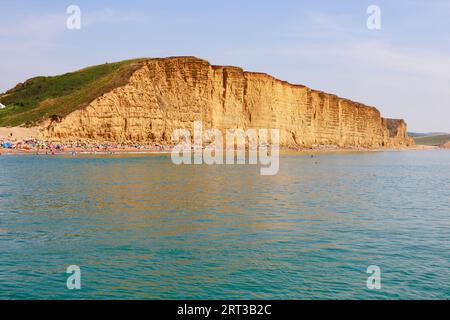 Die goldenen Klippen der West Bay mit Sonnenanbetern und Schwimmern nach dem jüngsten Felssturz. Bridport, Dorset. Der heißeste Tag des Jahres. Stockfoto