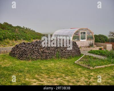 Ein Mound aus getrocknetem Torf auf der Isle of Lewis in den Äußeren Hebriden, Schottland, Großbritannien. Eine traditionelle Energiequelle für Heizen und Kochen. Stockfoto