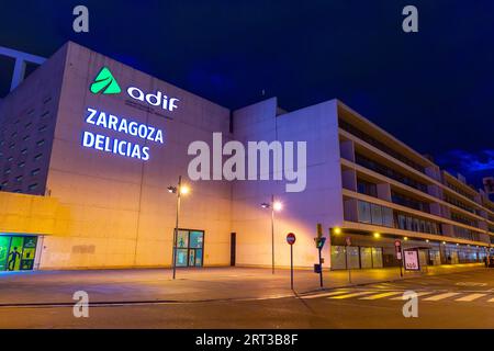 Zaragoza, Spanien - 14. FEBRUAR 2022: Außenansicht des Bahnhofs Delicias, dem wichtigsten öffentlichen Verkehrsknotenpunkt der Stadt Saragoza, Aragon, Spanien. Stockfoto