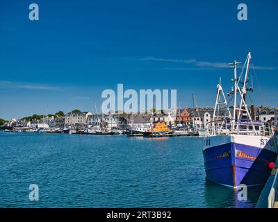 Fischerboote, Segelyachten und Freizeitboote im Stornoway Harbour in den Äußeren Hebriden, Schottland, Großbritannien. An einem ruhigen, sonnigen Tag im Sommer. Stockfoto