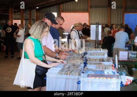 9. September 2023 Menschen kaufen Second-Hand-Aufzeichnungen Stockfoto