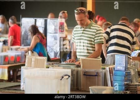 9. September 2023 Menschen kaufen Second-Hand-Aufzeichnungen Stockfoto