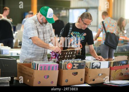 9. September 2023 Menschen kaufen Second-Hand-Aufzeichnungen Stockfoto