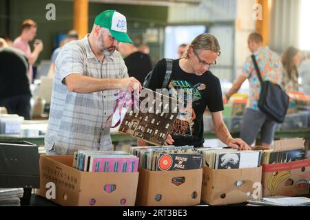 9. September 2023 Menschen kaufen Second-Hand-Aufzeichnungen Stockfoto