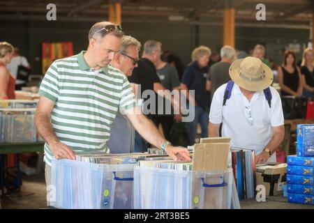 9. September 2023 Menschen kaufen Second-Hand-Aufzeichnungen Stockfoto