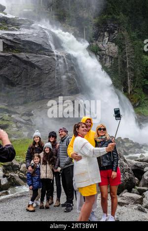 Touristen fotografieren am Krimmler Wasserfall (der höchste Wasserfall Österreichs), Nationalpark hohe Tauern, Österreich Stockfoto