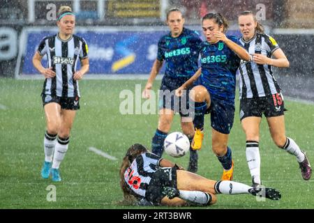Newcastle upon Tyne, Großbritannien. August 2023. Newcastle, England, 10. September 2023: Olivia Watt aus Newcastle stellt beim WPL Premier Division-Frauenfußballspiel zwischen Newcastle United und Stoke City im Kingston Park Stadium in Newcastle, England, ein Schiebegerät her. (Richard Callis/SPP) Credit: SPP Sport Press Photo. Alamy Live News Stockfoto