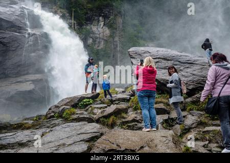 Touristen fotografieren am Krimmler Wasserfall (der höchste Wasserfall Österreichs), Nationalpark hohe Tauern, Österreich Stockfoto