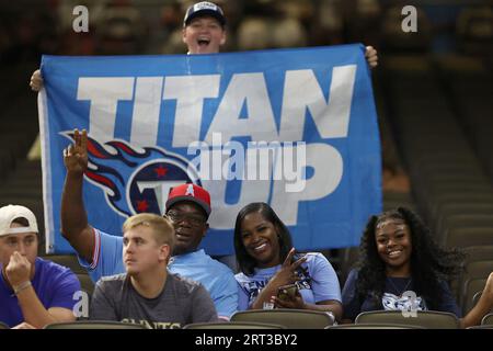 New Orleans, USA. September 2023. Eine Gruppe von Tennessee Titans-Fans zeigt Unterstützung für ihr Team während eines Spiels der National Football League im Caesars Superdome in New Orleans, Louisiana, am Sonntag, den 10. September 2023. (Foto: Peter G. Forest/SIPA USA) Credit: SIPA USA/Alamy Live News Stockfoto