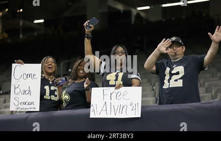 New Orleans, USA. September 2023. Eine Gruppe von New Orleans Saints-Fans zeigt ihre Unterstützung für die New Orleans Saints, die Alvin Kamara (41) zurückbringen, der derzeit eine Suspension für drei Spiele während eines Spiels der National Football League im Caesars Superdome in New Orleans, Louisiana, am Sonntag, den 10. September 2023, ausführt. (Foto: Peter G. Forest/SIPA USA) Credit: SIPA USA/Alamy Live News Stockfoto