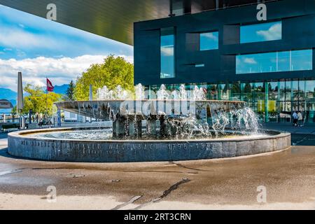 Schöner Blick auf den berühmten Wagenbach-Brunnen am Europaplatz mit dem Luzerner Kultur- und Kongresszentrum hinten. Der imposante Brunnen... Stockfoto