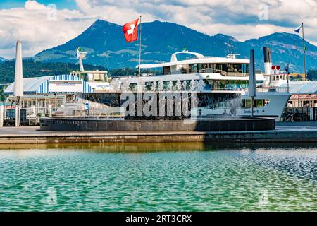 Schöner Blick auf den monumentalen Wagenbach-Brunnen auf dem Europaplatz in Luzern mit dem berühmten Rigi auf der Rückseite. Der imposante Brunnen war... Stockfoto