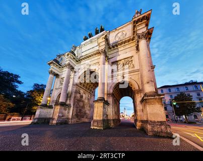 Siegertor in München - Siegestor in der Abenddämmerung Stockfoto