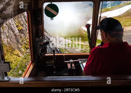 Schöne Aussicht von der steilsten Zahnradbahn der Welt. Vom Fahrersitz aus sehen Sie den Zug, der vom Pilatus Kulm abfährt... Stockfoto