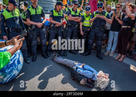 Den Haag, Südholland, Niederlande. September 2023. Ein Aktivist legt sich auf den Boden und blockiert Polizeifahrzeuge. Am 9. September 2023 blockierten Aktivisten der Extinction Rebellion die Autobahn A12, die durch das Zentrum von den Haag in den Niederlanden führte. Der Protest war gegen die Subventionen der niederländischen Regierung für die fossile Brennstoffindustrie in Milliardenhöhe. (Bild: © James Petermeier/ZUMA Press Wire) NUR REDAKTIONELLE VERWENDUNG! Nicht für kommerzielle ZWECKE! Stockfoto