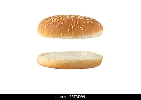 Sesambrötchen für Burger, oben und unten getrennt, Seitenansicht isoliert auf weiß. Rundes Brot mit halbgeschnittenen Sesamkörnern. Stockfoto