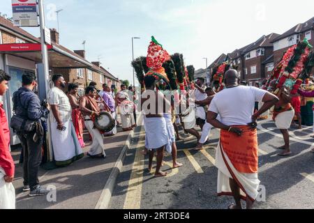 London, Großbritannien. September 2023. Tausende hinduistische Gläubige versammeln sich in Walthamstow im Osten Londons, um die jährliche Prozession des Sri Karphaha Vinayagar Temple Rathayatra zu feiern, bei der ein Wagen von Gläubigen in einem Zeichen der Einheit und des Glaubens gezogen wird. Einige Devotees entscheiden sich dafür, dass Haken durch ihren Rücken gepierct werden, die an Seilen befestigt sind, die andere Devotees halten, und ein Devotee auf der Prozession wird von ihren hinteren Haken auf eine Struktur auf einem Van gehisst, wo er für die Dauer des Tages gehängt wird. © Simon King/Alamy Live News Stockfoto