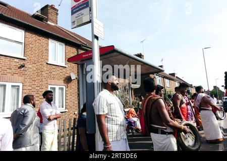 London, Großbritannien. September 2023. Tausende hinduistische Gläubige versammeln sich in Walthamstow im Osten Londons, um die jährliche Prozession des Sri Karphaha Vinayagar Temple Rathayatra zu feiern, bei der ein Wagen von Gläubigen in einem Zeichen der Einheit und des Glaubens gezogen wird. Einige Devotees entscheiden sich dafür, dass Haken durch ihren Rücken gepierct werden, die an Seilen befestigt sind, die andere Devotees halten, und ein Devotee auf der Prozession wird von ihren hinteren Haken auf eine Struktur auf einem Van gehisst, wo er für die Dauer des Tages gehängt wird. © Simon King/Alamy Live News Stockfoto