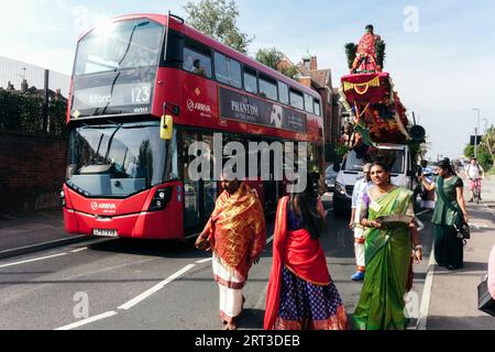 London, Großbritannien. September 2023. Tausende hinduistische Gläubige versammeln sich in Walthamstow im Osten Londons, um die jährliche Prozession des Sri Karphaha Vinayagar Temple Rathayatra zu feiern, bei der ein Wagen von Gläubigen in einem Zeichen der Einheit und des Glaubens gezogen wird. Einige Devotees entscheiden sich dafür, dass Haken durch ihren Rücken gepierct werden, die an Seilen befestigt sind, die andere Devotees halten, und ein Devotee auf der Prozession wird von ihren hinteren Haken auf eine Struktur auf einem Van gehisst, wo er für die Dauer des Tages gehängt wird. © Simon King/Alamy Live News Stockfoto