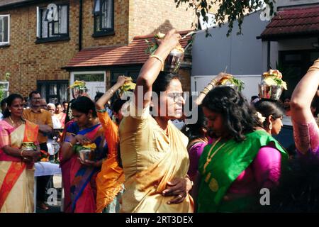 London, Großbritannien. September 2023. Tausende hinduistische Gläubige versammeln sich in Walthamstow im Osten Londons, um die jährliche Prozession des Sri Karphaha Vinayagar Temple Rathayatra zu feiern, bei der ein Wagen von Gläubigen in einem Zeichen der Einheit und des Glaubens gezogen wird. Einige Devotees entscheiden sich dafür, dass Haken durch ihren Rücken gepierct werden, die an Seilen befestigt sind, die andere Devotees halten, und ein Devotee auf der Prozession wird von ihren hinteren Haken auf eine Struktur auf einem Van gehisst, wo er für die Dauer des Tages gehängt wird. © Simon King/Alamy Live News Stockfoto