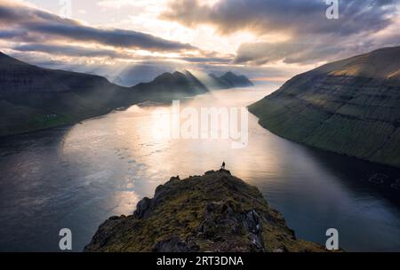 Herrlicher Blick auf den Sonnenuntergang von der beliebten Touristenattraktion - Klakkur Gipfel, Färöer Inseln, Dänemark, Europa. Unglaubliche Abendszene der Insel Kalsoy. Stockfoto