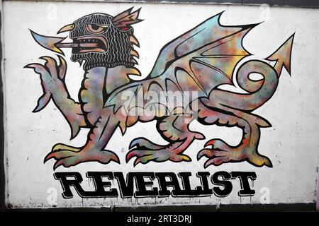 Waliser Drache von Revealist. Wand- oder Hortengemälde als Teil der lokalen Community-Kunst in Cardiff Bay, Cardiff Docks, Butetown, Cardiff, Wales UK Stockfoto