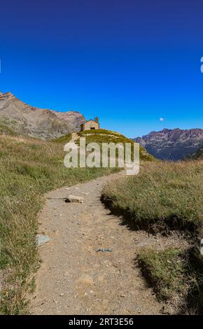 Abgeschiedene und wunderschöne Chiesetta della Madonna della Neve mit Blick auf Lago di Ceresole reale, Ceresole reale, Metropolitan City von Turin, Italien Stockfoto