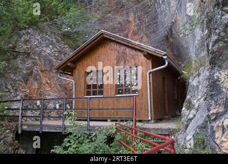 Drvar, Bosnien und Herzegowina - 07. September 2023: Das ehemalige Hauptquartier Josip Broz Tito in Drvar diente 1944 zur Koordination seiner Partisanen. Sonniger Sommertag. Stockfoto
