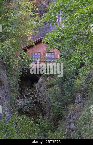 Drvar, Bosnien und Herzegowina - 07. September 2023: Das ehemalige Hauptquartier Josip Broz Tito in Drvar diente 1944 zur Koordination seiner Partisanen. Sonniger Sommertag. Stockfoto