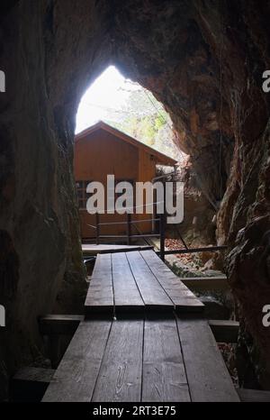 Drvar, Bosnien und Herzegowina - 07. September 2023: Das ehemalige Hauptquartier Josip Broz Tito in Drvar diente 1944 zur Koordination seiner Partisanen. Sonniger Sommertag. Stockfoto