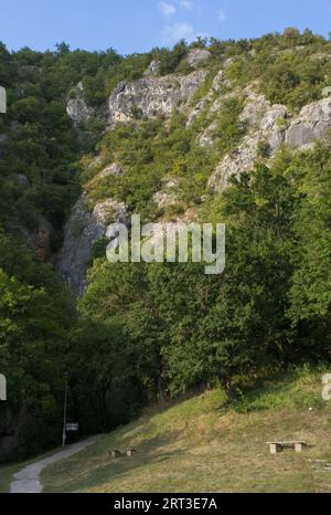 Drvar, Bosnien und Herzegowina - 07. September 2023: Das ehemalige Hauptquartier Josip Broz Tito in Drvar diente 1944 zur Koordination seiner Partisanen. Sonniger Sommertag. Stockfoto