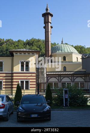 Travnik, Bosnien und Herzegowina - 08. September 2023: Ein statischer Schuss eines soliden schwarzen Tesla Model 3 Dual-Motor-Ladegeräts an der EPBIH AC-Ladestation Stockfoto