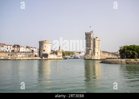 Dieses Foto zeigt den Hafeneingang der Stadt La Rochelle in Westfrankreich. Stockfoto