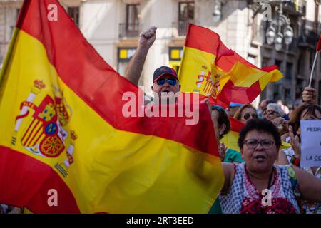 Barcelona, Spanien. September 2023. Spanische Gewerkschafter protestieren auf der Plaza Sant Jaume in Barcelona gegen die mögliche Einsetzung von Pedro Sanchez, gegen Carles Puigdemont und gegen eine mögliche Amnestie für diejenigen, die an der einseitigen katalanischen Unabhängigkeitserklärung von 2017 beteiligt sind. Der ehemalige katalanische Regionalregierungsleiter Puigdemont, der seit seiner erfolglosen Spaltung Kataloniens von Spanien im Jahr 2017 im selbstauferlegten Exil in Belgien lebt, findet sich unerwartet als potenzieller Königsmacher wieder, nachdem kein Block links oder rechts genug Sitze gewonnen hat, um eine Mehrheit zu bilden. (Bild: © Marc Asensio Clup Stockfoto