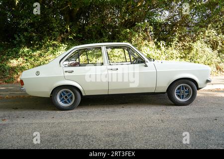 Exmouth, UK - 09. September 2023: Klassischer weißer Ford Escort 1,6 Stockfoto