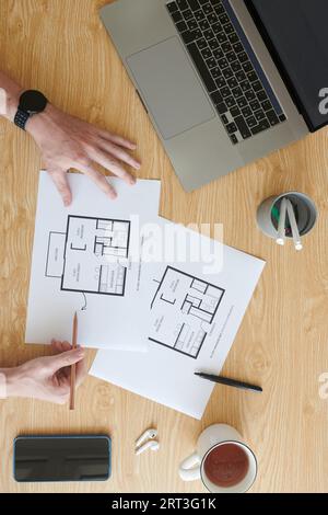 Hands of man plant Hausrenovierung nach dem Blueprint Stockfoto