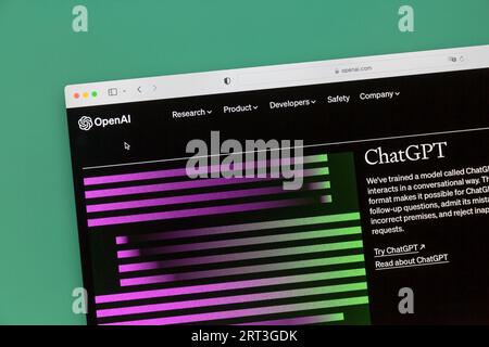 Ostersund, Schweden - 19. März 2023: OpenAI ChatGPT-Website auf einem Computerbildschirm. ChatGPT ist ein Chatbot mit künstlicher Intelligenz, der von OpenAI entwickelt wurde. Stockfoto