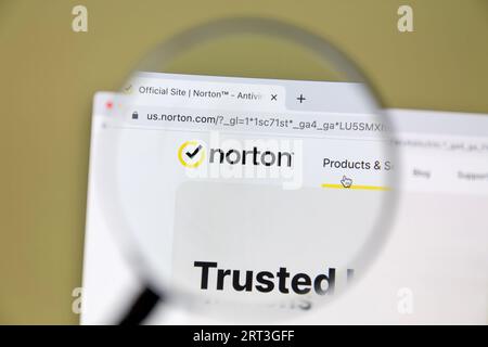 Ostersund, Schweden - 21. März 2023: Website von Norton Antivirus auf einem Computerbildschirm. Norton AntiVirus ist eine Antiviren- oder Anti-Malware-Software. Stockfoto