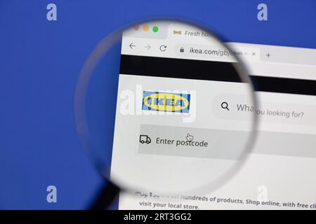 Ostersund, Schweden - Mars 31 2023: IKEA-Website auf einem Computerbildschirm. IKEA ist ein schwedischer multinationaler Konglomerat mit Sitz in den Niederlanden. Stockfoto